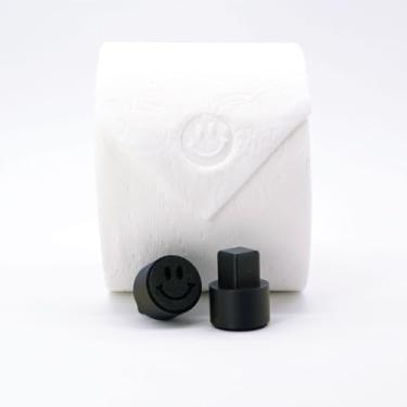 Imagem de Carimbo de papel higiênico com rosto sorridente – Crie papel higiênico lindamente dobrado para convidados, aluguéis de férias, preparação de casa, manutenção de casa. Decoração de banheiro