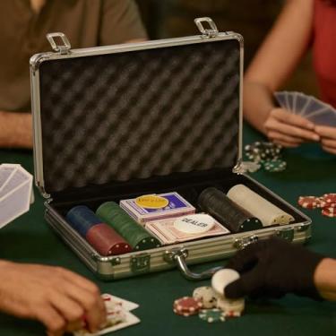 Imagem de Kit Jogo De Poker 200 Fichas Numeradas 2 Baralhos 5 Dados Com Maleta Prateada Para Cassino Jogo Casual Premium