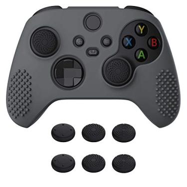 Imagem de eXtremeRate PlayVital cinza 3D Studded Edition antiderrapante capa de silicone para controle Xbox Series X, capa protetora de borracha macia para controle Xbox Series S com 6 tampas pretas de polegar