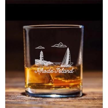 Imagem de ShelbyShops Copo de uísque gravado Rhode Island State - Presente de mudança para Rhode Island - Copo de uísque Ri State - Natal - Aniversário - Presente de feriado para família - Amigos
