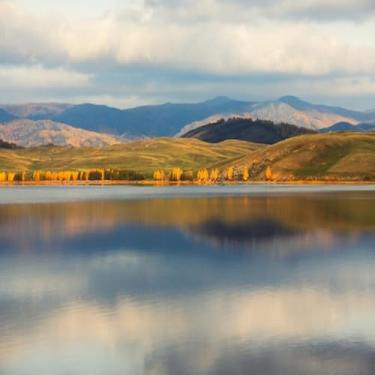 Imagem de Quadro Decorativo Paisagem de Outono - Lago, Montanhas e Árvores Amarelas - Decoração de Parede Tamanho 30x30cm