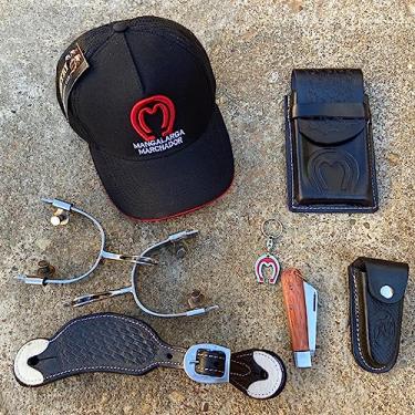 Imagem de Kit country completo traias para cavalgadas bone espora QM de inox correias de couro legitimo capa de celular canivete com capa protetora e chaveiro super resistentes (Preto)