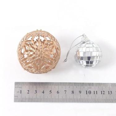 Imagem de Conjunto de 6 bolas de enfeites de árvore de Natal, decorações de Natal coloridas de plástico para casa, grinaldas e exibição interna com acabamentos dourados, vermelhos, brancos e castanhos, fácil de