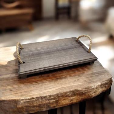 Imagem de Bandeja de Madeira Rústica com Alças de Corda, Marrom, 29x18x3 cm, Estilo Rústico