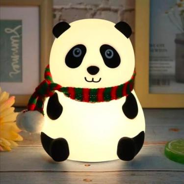 Imagem de Luminária LED Panda Sentado Decorativa – Luz Noturna Suave, Infantil, Toque Aconchegante, Ideal para Quartos, Presentes e Decoração Criativa