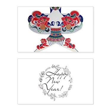 Imagem de Cartão de felicitações tradicional chinesa com padrão de pipa de ano novo e mensagem de abençoe presente