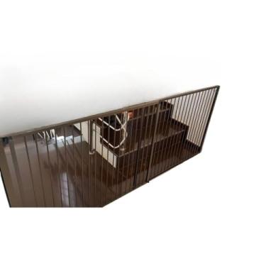 Imagem de Grade para Cachorros com Portão de Abrir e Fechar - Modelo Flexível para Ambientes Internos, Ideal para Portas e Corredores(Marrom)