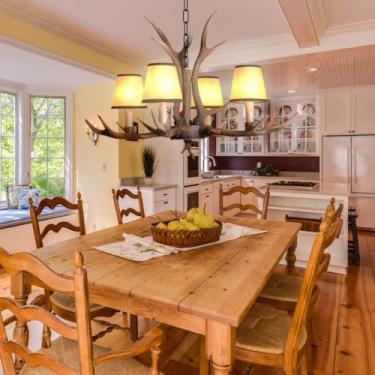 Imagem de Luminária pendente estilo industrial retrô com 6 lâmpadas, cúpula de resina e ferro, soquete E14, altura ajustável, ideal para sala de jantar, sala de estar, café, cozinha ou bar.