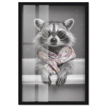 Imagem de Little Glam Tub Raccoon Shadowbox Print Bathroom Wall Art por Art Remedy, moldura preta, 43 x 63 cm
