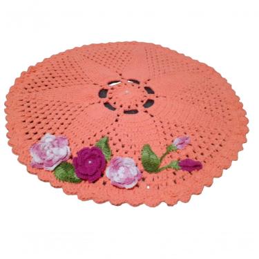 Imagem de Tapete Vermelho Com Flor De Crochê Artesanal