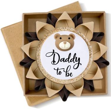 Imagem de Wavwavw Broche Grandma to Be Badge Button Gender Reveal Party Favors New Daddy Mommy Grandma Gifts Baby Shower Button Pins with Gift Box for Celebration Party Supplies Baby Shower Corsage, about 3.94