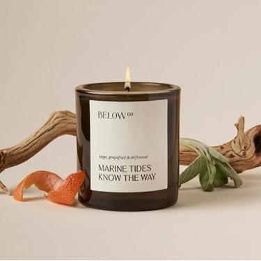 Imagem de Below 60 Vela perfumada – Marine Tides Know The Way – Fragrância à base de óleo essencial – Feita à mão com cera de soja sem parafina – Tempo de queima de 50 horas – por Hilary Duff – Sálvia, toranja