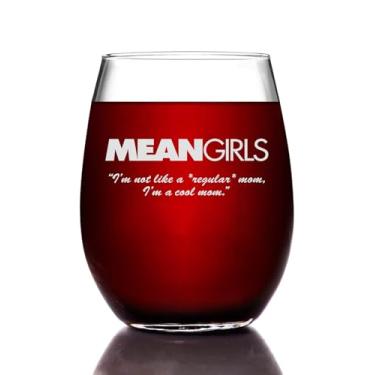 Imagem de Copo de vinho sem haste Mean Girls com citação "I'm Not Like a Regular Mom, I'm a Cool Mom" oficialmente licenciado colecionável premium gravado pela Movies On Glass 425 ml