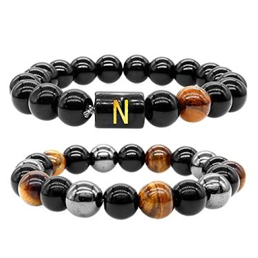 Imagem de Pulseira masculina com contas de obsidiana preta com letra inicial para homens, pulseira de proteção tripla, bracelete de contas de pedra olho de tigre ônix preto natural de 10 mm