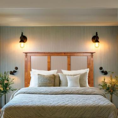 Imagem de Cabeceira De Cama Rústica Com Almofadas Ripadas - Imbuia Glazer Com Almofadas Amêndoa - Queen - 158 Cm