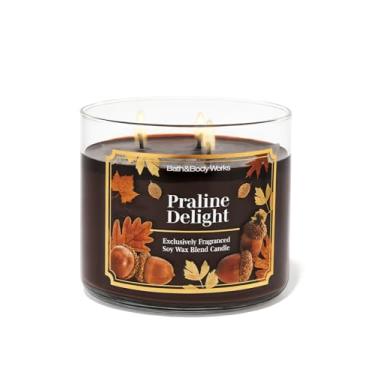 Imagem de Bath & Body Works Praline Delight Vela de 3 pavios, vela perfumada de 411 g com tampa decorativa, fragrância Sweet Gourmand em mistura de soja e cera de parafina, uso doméstico interno