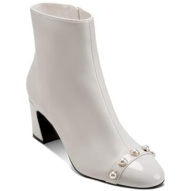 Imagem de KARL LAGERFELD Bota feminina de salto Dalyn com enfeites de pérola, Branco macio, 36