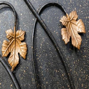 Imagem de Quadro Decorativo Steel Maple Leaf Iron Gate - Arte moderna em ferro para paredes sofisticadas 50x50cm