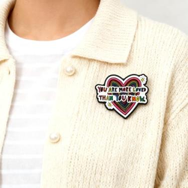 Imagem de Broche criativo de coração de arco-íris esmaltado com frases inspiradoras coloridas nicho conscientização saúde mental broche de lapela joia exclusiva presente para amigos ou familiares