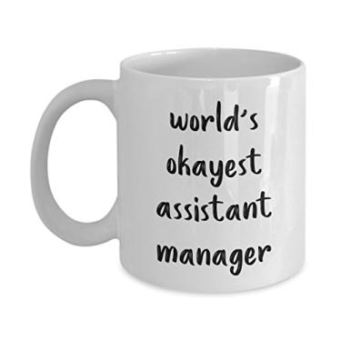 Imagem de Caneca World's Okayest Assistant Manager – Chá divertido de cacau quente – Ideia de de Natal