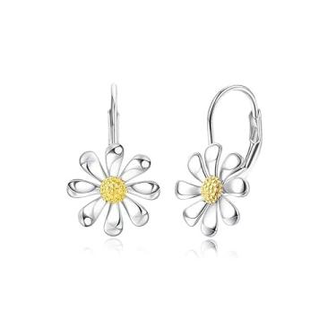 Imagem de A GOOD OMEN Os brincos de margarida em dois tons 925 apresentam pétalas prateadas combinadas com um centro dourado e um design de gancho, tornando-os adequados para mulheres usarem diariamente ou como