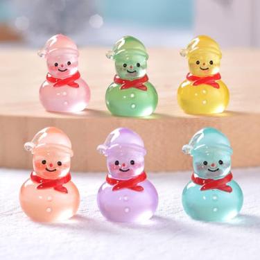 Imagem de 18 bonecos de boneco de neve de Natal de resina, pequenos bonecos de neve multicoloridos que brilham no escuro para decorações de Natal e artesanato