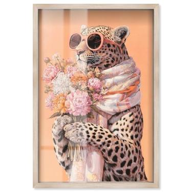 Imagem de Cheetah with Bouquet Shadowbox Print Pets Glam Wall Art por Art Remedy, moldura loira, 53 x 78 cm