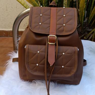 Imagem de Mochila Feminina para Notebook OEM em Couro Sintético 37x40x15cm Caramelo Leve com Bolso Frontal