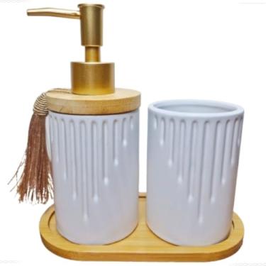 Imagem de Kit Banheiro Completo Conjunto Jogo de Banheiro Cerâmica Kit Decorativo Saboneteira + Porta Escova Pingente Exclusivo Bandeja de Bambu Detalhes Naturais – Luiggi Presentes® (Branco)