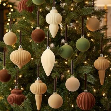 Imagem de Halloscume 35 peças de decoração de Natal para pendurar no teto, incluindo 30 enfeites de bola de Natal de veludo para teto, pacote com 2 ganchos, 3 rolos de fita de veludo para corredor, janela