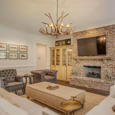 Imagem de Lustre rústico de chifres de veado em estilo nórdico retrô, com 8 lâmpadas, em resina, estilo vintage, ideal para sala de estar, sala de jantar e quarto. Luminária ajustável em formato de ch