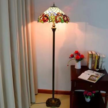 Imagem de Luminária de chão Tiffany com vitral, cúpula com rosas vermelhas e amarelas e base de metal inclusa. Ideal para sala de estar, quarto, mesa de cabeceira, cozinha ou canto. Dimensões: 40,6 cm