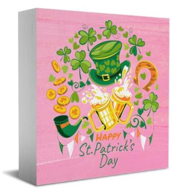 Imagem de Feliz Dia de São Patrício, sinal de caixa, chapéu verde trevo da sorte estilo country, caneca de cerveja, ferradura, decoração de mesa com padrão de moeda dourada, decoração de primavera, decoração de