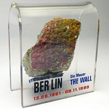 Imagem de Peça original do muro de Berlim - Lembrança autêntica do muro real na Alemanha montada em tela acrílica (pequena (5,6 cm x 5.1 cm), cidade dividida)