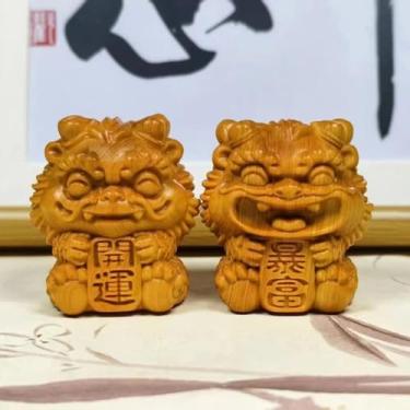 Imagem de FENNYYAR Um par de mini estátua de madeira maciça natural Feng Shui Pequeno Leão da Sorte, 5 cm 4,8 cm, Ornamento de mesa de escritório