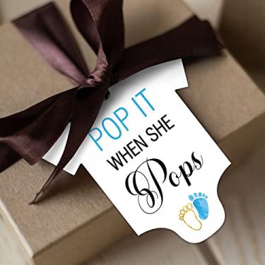Imagem de 50 peças Pop It When She Pops Baby Shower Etiquetas de lembrancinha de champanhe, Lindas etiquetas azuis para mamadeira, etiquetas de presente em forma de body de bebê, etiquetas para lembrancinhas de chá de bebê, decorações de festa de aniversário de chá de bebê.