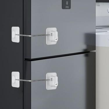 Imagem de Trava adesiva para geladeira com chave e gancho para chave – Trava de segurança para geladeira e armário sem perfuração para crianças, gavetas, freezers, armários de arquivos – fácil instalação de