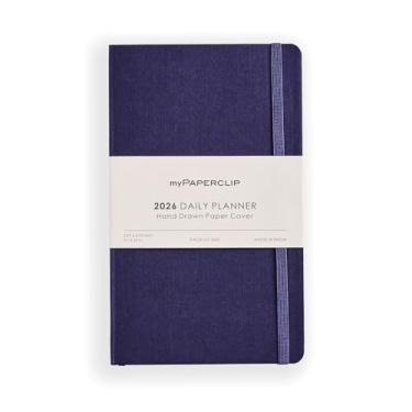 Imagem de myPAPERCLIP Agenda diária 2026 datada | Capa macia, 384 páginas, 80 g/m2, médio (12,7 x 21 cm) | Flat Lay | Marcador de livro e fecho elástico | Beringela