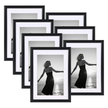 Imagem de ZBEIVAN Conjunto de 7 porta-retratos 12 x 18 cm, exiba imagens 10 x 15 cm com tapete ou 13 x 18 cm sem tapete, mesa rústica envelhecida para pendurar na parede, mesa de família, porta-fotos, preto