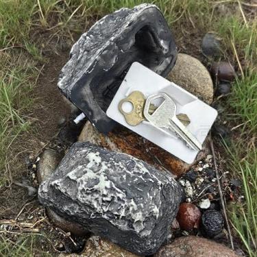 Imagem de SegurançaRealista Rock Key Hide Suporte ao ar livre Capa de chave de resina de rocha falsa esconderijo secreto para jardim ou quintal ao ar livre
