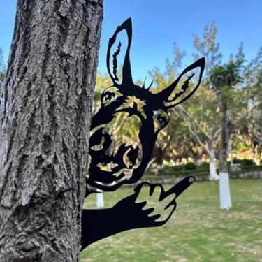 Imagem de Placa de metal engraçada de esquilo espiando, decoração de arte de jardim de dedo médio, ornamento de parede de animal rústico para árvore, cerca, casa de fazenda ao ar livre, presente de mordaça do