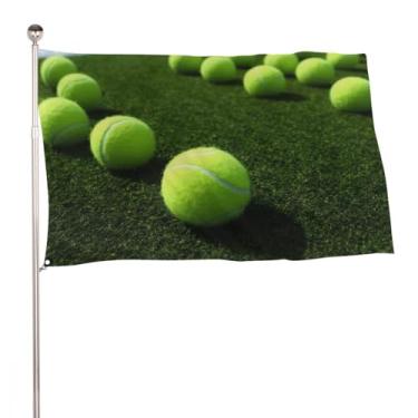 Imagem de Bolas de tênis na quadra de grama de tênis bandeira de jardim impermeável bandeira de quintal cores vivas bandeiras de casa 61 x 89 cm bandeira de primavera decoração externa