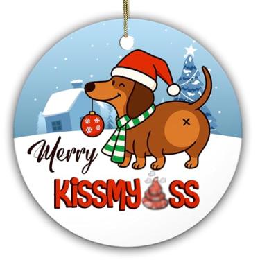Imagem de Sportyzen Enfeite de Natal Merry Kiss My Dachshund – Mordaça atrevida para amantes de cães – Decoração de árvore natalina – Presente de troca de elefante branco – Ornamento de cerâmica de 7,4 cm com