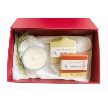 Imagem de Kit Presente Aromaterapia – Vela de Cera de Coco + Sabonetes Artesanais Naturais – Coleção Boas Festas – Caixa Cartonada Vermelha Escura Edição Natal- Alto Padrão