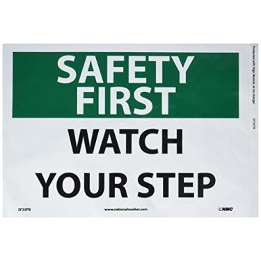 Imagem de NMC Placa SF35PB OSHA, legenda "SAFETY FIRST - WATCH YOUR STEP", 35,56 cm de comprimento x 25,4 cm de altura, vinil sensível à pressão, preto/verde em branco