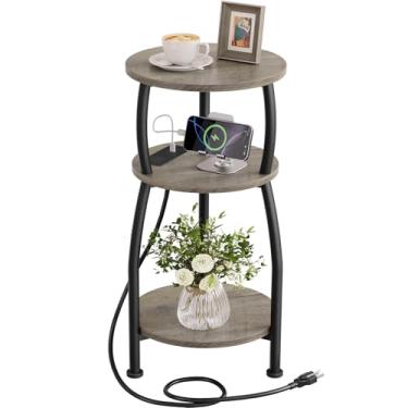 Imagem de Yuede Mesa lateral redonda com tomada elétrica e portas USB, mesa de canto de 3 camadas com prateleira de armazenamento, mesa de cabeceira rústica moderna, mesa de destaque para sala de estar e quarto