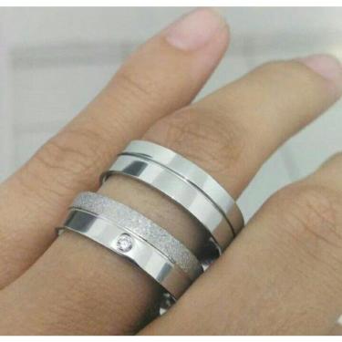 Imagem de Par De Aliança 6Mm Com Friso F/ Metade M/ Polida Em Aço Inox