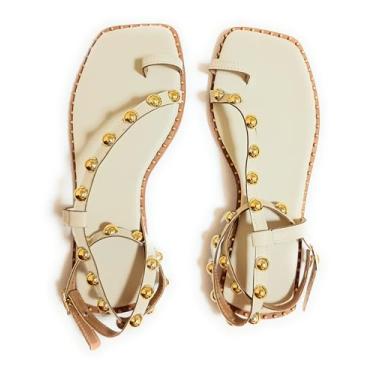 Imagem de Sandália Gladiadora Feminina, Couro Sintético Branco, Tachas Douradas, Tiras Cruzadas Ajustáveis, Tamanho 37.