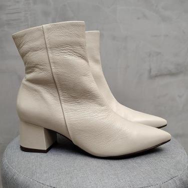 Imagem de Bota Feminina Couro Paloma Cano Médio Bico Fino - Hola, Off white, 36