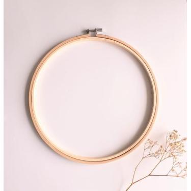 Imagem de Bastidor de madeira com tarraxa bordado, 22,9 cm